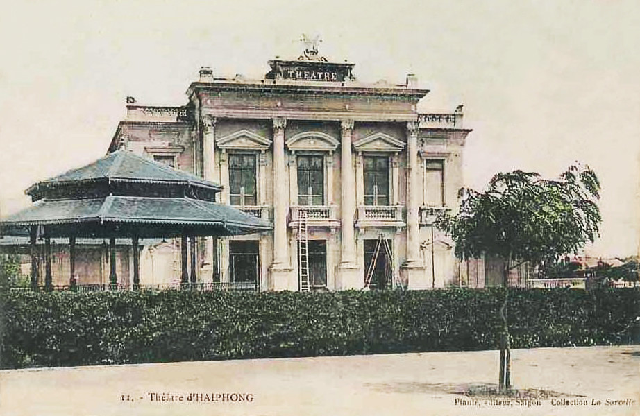 Công trình được thiết kế rất kiểu cách theo nguyên mẫu nhà hát Paris, nguyên vật liệu xây dựng được mang từ Pháp sang. Việc xây dựng do thợ và nhân công Việt Nam thực hiện dưới sự chỉ đạo của kiến trúc sư Pháp.