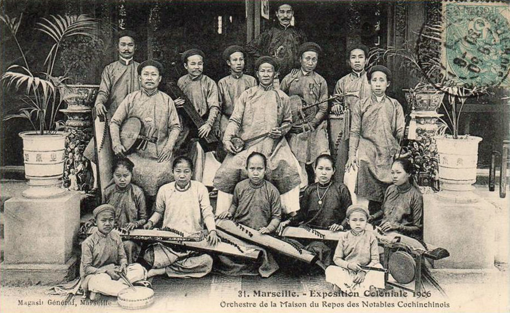 Ban nhạc tài tử của ông Nguyễn Tống Triều dự Hội chợ thuộc địa Marseille 1906 tại Pháp. Bên cạnh các gánh hát đường phố, có những đoàn nghệ thuật được tổ chức quy củ, có danh tiếng và nhà hát riêng. Đôi khi họ được mời sang Pháp biểu diễn.