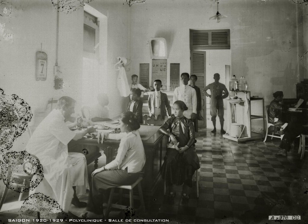 Bác sĩ người Pháp làm việc trong phòng khám bệnh.