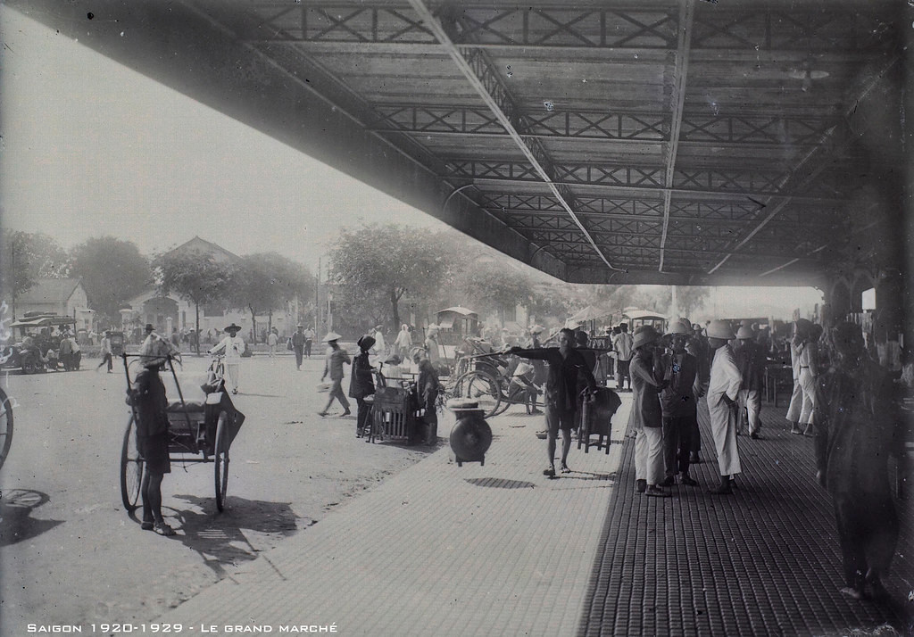 Bệnh viện đa khoa Sài Gòn nhìn từ cổng Đông chợ Bến Thành (đường Phan Bội Châu hiện nay). Mời quý độc giả xem video: Ẩm thực Hà Nội xưa và nay. Nguồn: VTC.