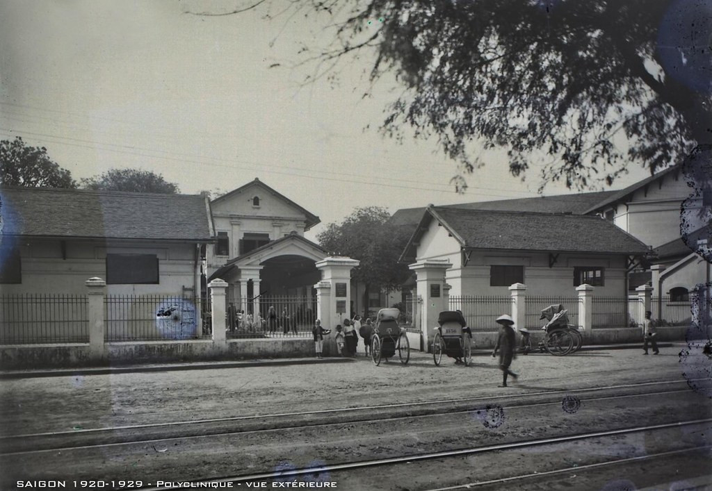 Bên ngoài Bệnh viện đa khoa Sài Gòn trên đại lộ Bonard (nay là số 125 Lê Lợi), Sài Gòn thập niên 1920.