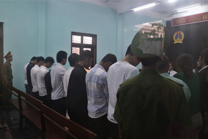 Chuoc ruou roi hiep dam tap the nu sinh lop 10, hang loat nam sinh tra gia dat