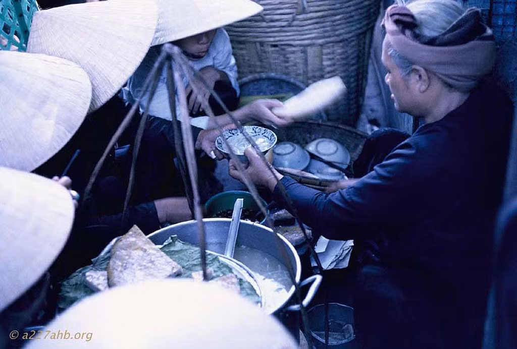 Quầy bán súp khá đông khách.