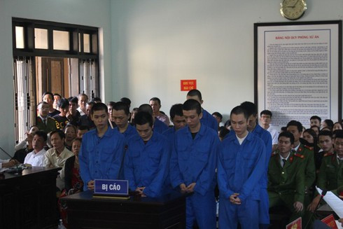 Hue: Nem bom xang roi dung dao chem nhau loan xa, nhom thanh nien linh hon 137 nam tu