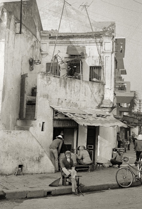 Một cụ già hành nghề bơm xe ở một góc phố cổ Hà Nội. Mỗi lần bơm một bánh xe đạp ông sẽ nhận 1 đồng hoặc 10 xu theo thời giá lúc đó.