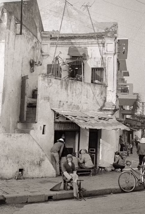 Một cụ già hành nghề bơm xe ở một góc phố cổ Hà Nội. Mỗi lần bơm một bánh xe đạp ông sẽ nhận 1 đồng hoặc 10 xu theo thời giá lúc đó.