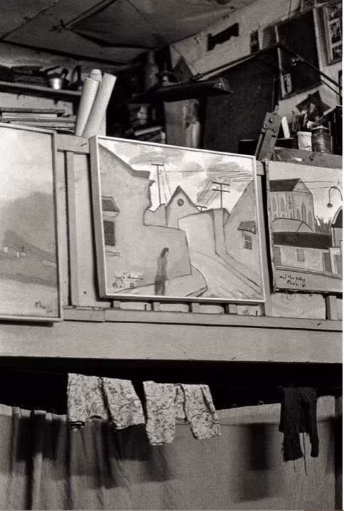 Trong xưởng tranh, đồng thời là căn hộ của họa sĩ Bùi Xuân Phái ở số 87 phố Thuốc Bắc. Các ngôi nhà trong phố cổ Hà Nội là chủ đề nổi tiếng trong tranh của ông, thường được biết đến với tên gọi "Phố Phái".