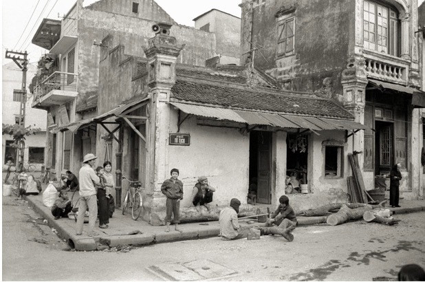 Góc phố Tô Tịch - Hàng Quạt. Phố Tô Tịch có nghề tiện gỗ truyền thống. Người dân cưa xẻ gỗ ngay trên mặt đường do các phượng tiện giao thông thời điểm này không nhiều, chủ yếu là xe đạp.