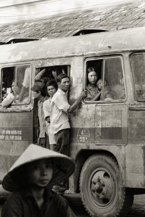 Một chuyến xe khách điển hình ở Hà Nội thời bao cấp, với cảnh hành khách đeo bám bên ngoài xe. Trong xe không chỉ chở người mà còn có thể chở đủ thứ hàng hóa như rau, khoai, thậm chí là lợn, và có đủ thứ mùi khó quên.