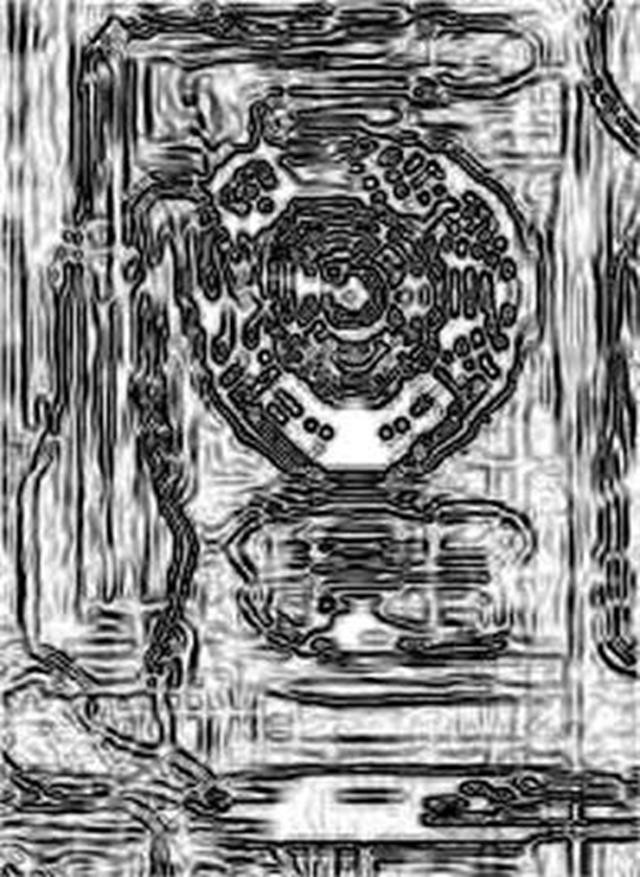 Khi lập bản đồ đáy biển tại khu vực sử dụng công nghệ chụp quét sonar cạnh sườn, các nhà khoa học bắt đầu nhận thấy dấu tích của các cấu trúc dạng đường thẳng trông rất cân đối như thể đây là một thành phố cổ nằm ở độ sâu khoảng 670 mét dưới mặt nước.