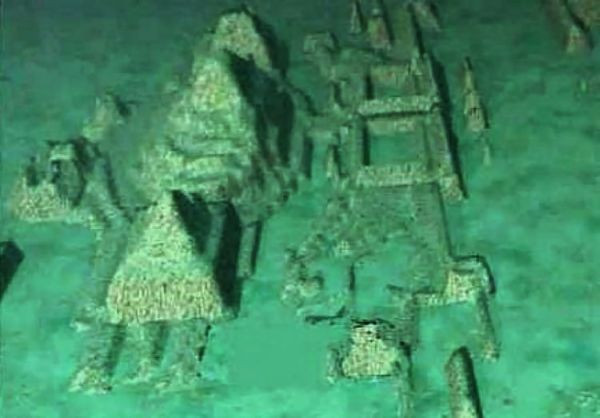 Điều họ phát hiện đã khiến giới khảo cổ choáng ngợp. Đó là các công trình khổng lồ được xây bằng các khối đá nặng khoảng 40 đến 50 tấn, tảng này đặt chồng lên tảng kia. Chúng có các góc cạnh hình vuông, đường thẳng và đường cong tròn, và chắc chắn là tạo tác của con người.