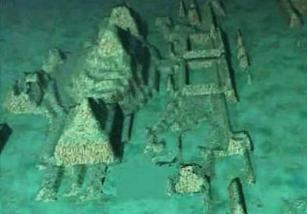 Điều họ phát hiện đã khiến giới khảo cổ choáng ngợp. Đó là các công trình khổng lồ được xây bằng các khối đá nặng khoảng 40 đến 50 tấn, tảng này đặt chồng lên tảng kia. Chúng có các góc cạnh hình vuông, đường thẳng và đường cong tròn, và chắc chắn là tạo tác của con người.