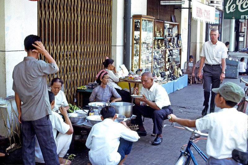 Quán cơm bình dân bên đường.