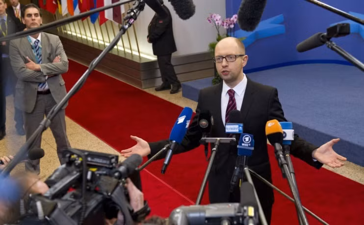 Thủ tướng tạm quyền Arseniy Yatsenyuk sinh ngày 22/5/1974, ông từng đảm nhiệm một số chức vụ quan trọng trong chính quyền Ukraine như: Bộ trưởng Bộ Kinh tế (2005-2006), Ngoại trưởng trong năm 2007.