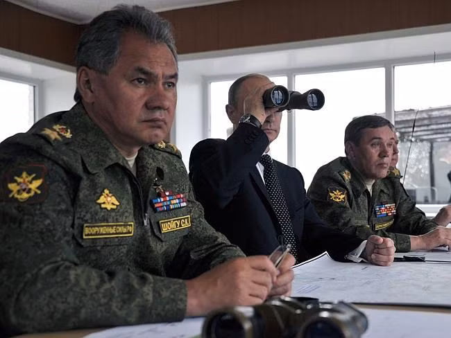 Tổng thống Putin dùng ống nhòm theo dõi cuộc diễn tập của các binh sĩ trong lần huấn luyện ở Siberia.