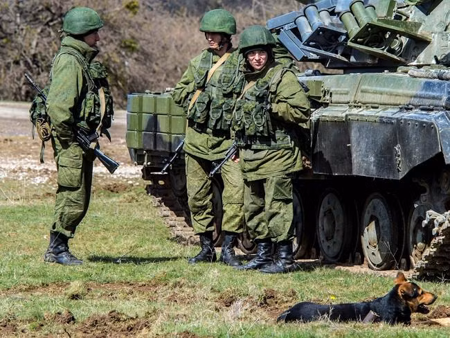 Binh lính Nga hiện diện ở Perevalnoye, gần thủ phủ Simferopol của Crimea.