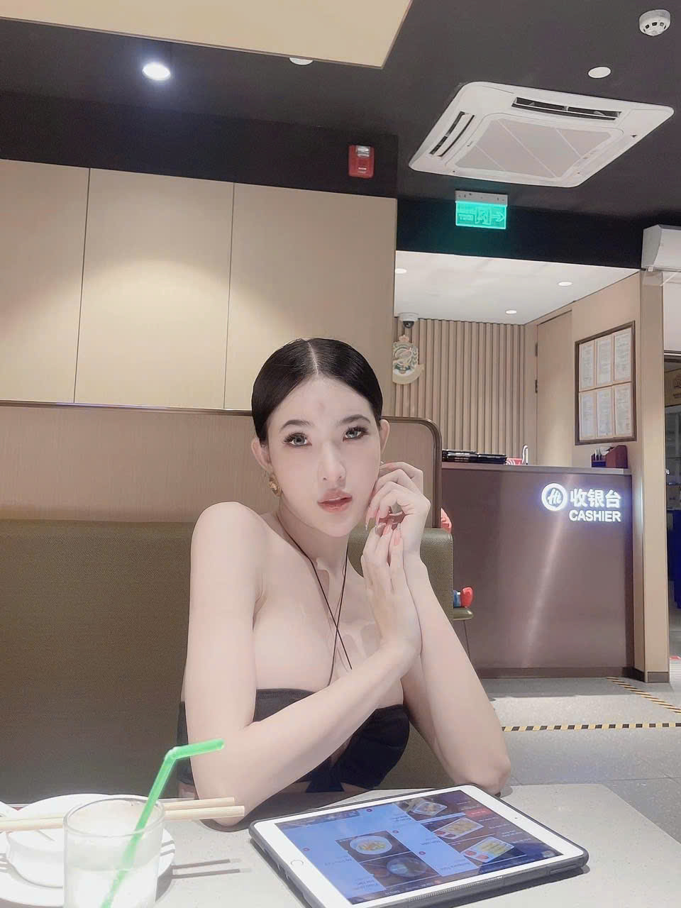 Mỗi ngày, Trung chỉ đạo DJ Bé Vi giao vài kg ma túy cho các đại lý thông qua các đàn em là tài xế ôtô công nghệ, xe ôm, shipper... Trong đó, có cả Châu Mỹ Như – một trong những con 'át chủ bài' trong đường dây mua bán ma túy xuyên quốc gia do Lâm Thành Trung điều hành.