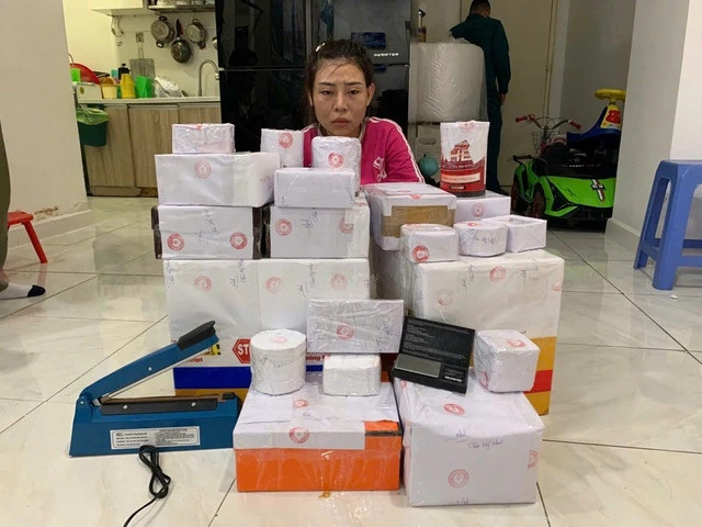 Sau khi làm rõ thủ đoạn hoạt động của nhóm này, 13 tổ công tác thuộc Ban chuyên án được huy động phối hợp công an nhiều quận đồng loạt ra quân bắt giữ DJ Bé Vi; những đại lý, chân rết bên dưới; nhóm đàn em chuyên giao, nhận hàng. Trong đó, khi ập vào căn hộ ở quận Tân Phú, cảnh sát đã bắt Như và thu giữ 14 kg ma túy các loại (5.000 túi nước vui, hàng nghìn viên thuốc lắc và ketamin...). Tuy nhiên, Trung Ngọng đã kịp bỏ trốn.