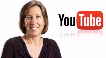 Susan Wojcicki - CEO của YouTube. Susan Wojcicki là người phụ nữ thành công bí ẩn của giới công nghệ. Bà từng được tạp chí Forbes gọi là “người Google quan trọng nhất bạn chưa từng nghe tới”. Năm 2014, bà được bổ nhiện làm CEO của Youtube và xếp thứ 12 trong danh sách những người phụ nữ quyền lực nhất thế giới. “Nữ tướng” này đã góp công lớn để tạo ra hàng chục tỉ USD doanh thu cho Google mỗi năm. Trong những ngày đầu Google mới thành lập, Wojcicki đã cho Sergey Bin và Larry Page thuê lại gara ô tô của mình để đặt máy móc. Sau đó, chính Susan Wojcicki cũng gia nhập Google. Bà là nhân viên thứ 16 của công ty và là người phụ nữ quyền lực nhất tại Google. 