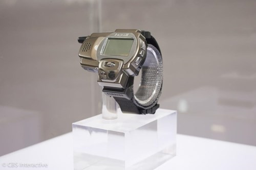  Điện thoại đồng hồ đầu tiên: Trước khi các thiết bị di động trở nên thông minh như ngày hôm nay, chúng đã trải qua thời kỳ “thai nghén” trong hình hài như chiếc SPH-WP10. Sản phẩm này là một góc nhìn hiếm hoi của công nghệ tương lai, với thiết kế kết hợp giữa chiếc đồng hồ kỹ thuật số và điện thoại di động. SPH-WP10 từng gặt hái thành công vang dội.