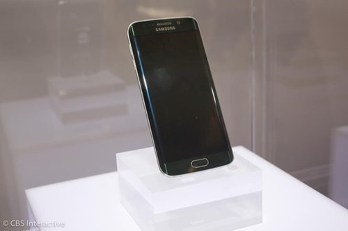  Màn hình cong 2 cạnh đầu tiên: Năm 2015, Samsung trình làng mẫu thiết kế vô cùng ấn tượng Galaxy S6 edge với màn hình cong 2 cạnh. Phiên bản mới nhất Galaxy S7 edge vừa ra mắt tại MWC 2016 thậm chí còn lớn và mạnh mẽ hơn trước.