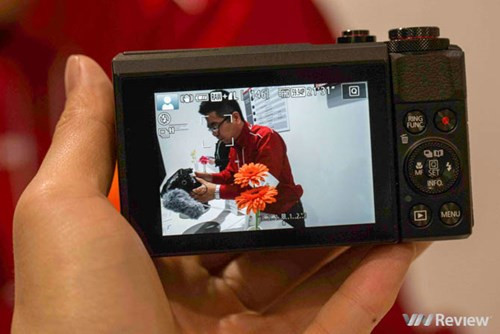 Chiếc máy ảnh này cũng tích hợp kết nối WiFi và NFC, cho phép người dùng điều khiển chụp ảnh cũng như lấy ảnh nhanh qua điện thoại. Máy cũng có nút gạt để bật tắt nhanh tính năng này.