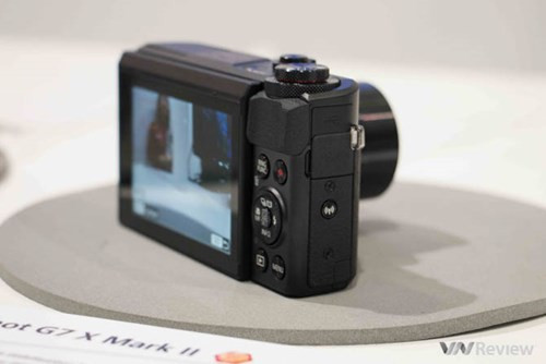 Các tính năng phần mềm mới của G7 X Mark II bao gồm tính năng xử lý file RAW ngay trong máy, tính năng Picture Style giống như trên DSLR dòng EOS, cùng với tính năng tạo video time-lapse.