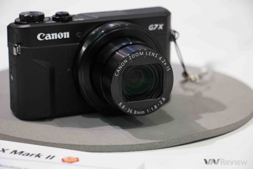  Theo chia sẻ của Canon, hãng này chia dòng máy compact thành 5 phân khúc sản phẩm khác nhau, và chiếc G7x thuộc phân khúc "máy nhỏ gọn, hiệu năng cao". Để thay thế chiếc G7x ra đời từ năm 2014, Canon đã đưa ra những nâng cấp để tăng hiệu năng của chiếc máy ảnh Canon G7 X Mark II.