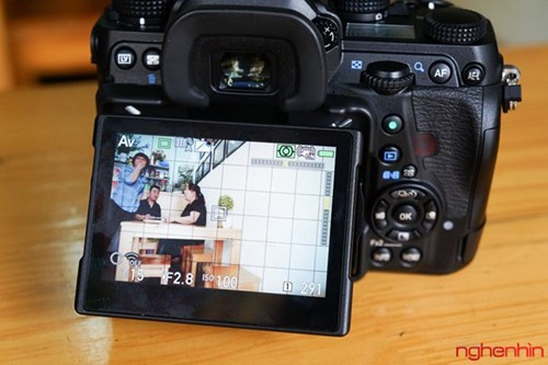 Máy cũng có khả năng quay video độ phân giải Full-HD với tốc độ 60fps. Tuy nhiên, tốc độ chụp liên tiếp hơi chậm, chỉ đạt mức 4,5fps.