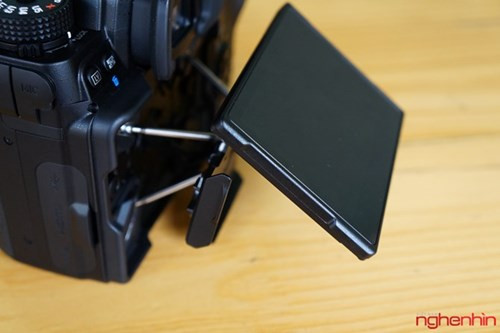 Thiết kế của máy khá "chất". Đáng chú ý nhất là cơ cấu màn hình đa khớp, nhiều tay nâng... giúp người dùng xoay, lật hoặc nghiêng đủ hướng.