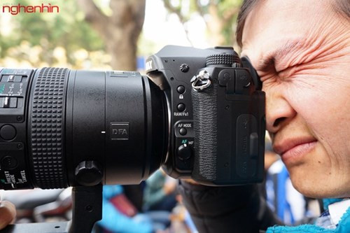 Hệ thống điều khiển trên máy được bố trí theo truyền thống của Pentax, khá thân thuộc với "Pentaxian" nhưng người mới sẽ cần một khoảng thời gian nhất định để làm quen.