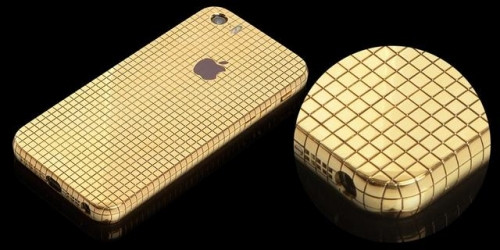 Phiên bản điện thoại iPhone SE đặc biệt của Goldgenie có sẵn những tùy chọn mạ vàng 24K, vàng hồng, bạch kim, đính kèm các viên đá nhân tạo Swarovski lấp lánh không kém kim cương. Chúng được chế tác thủ công tỉ mỉ bằng bàn tay của đội ngũ thợ lành nghề.