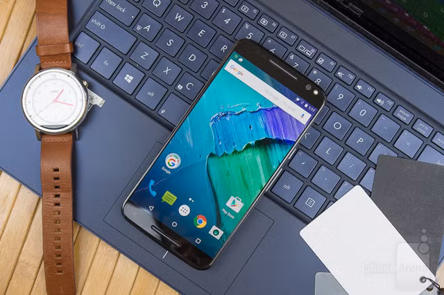  Motorola Moto X Pure Edition. Máy được trang bị camera sau có độ phân giải lên tới 21MP, khẩu độ f/2.0, cho chất lượng hiển thị cao hơn do có kích thước cảm biến ảnh lớn nhất trong khi sở hữu kích thước điểm ảnh nhỏ nhất trong số các mẫu smartphone kể trên, tích hợp công nghệ tự động lấy nét theo pha. Mặc dù vậy, Moto X Pure chỉ có khả năng quay video ở trên mức trung bình. Máy hỗ trợ quay video slow motion với chất lượng 720p ở tốc độ giới hạn 120 fps và không có chế độ tùy chỉnh video thủ công như LG V10.