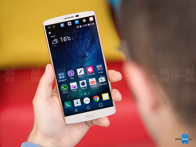  LG V10. Nếu xét về khả năng quay video, LG V10 được xếp vào top đầu trên thị trường smartphone hiện nay. Với camera sau 16MP có khẩu độ f/1.8, tích hợp chống rung quang học và tự động lấy nét bằng laser, LG V10 có khả năng quay video slow motion với chất lượng 720p ở tốc độ 120 fps. Ngoài ra, máy còn có chế độ tùy chỉnh video thủ công, một lựa chọn tuyệt vời dành cho những người dùng đam mê quay phim.