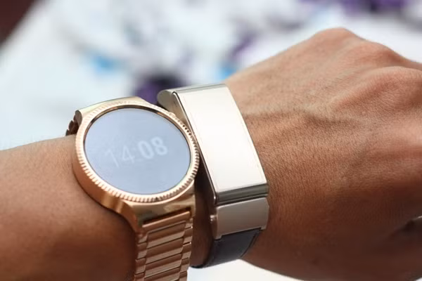 Mo hop dong ho Huawei Watch, gia 25 trieu dong tai Viet Nam-Hinh-17