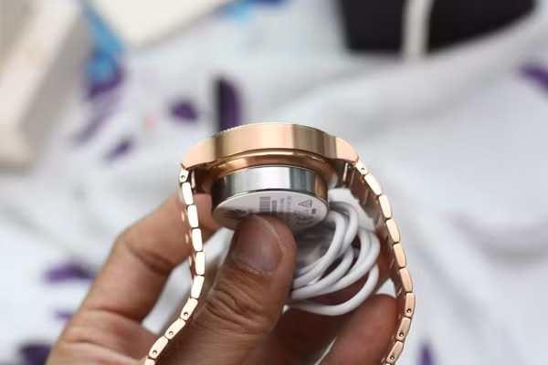 Mo hop dong ho Huawei Watch, gia 25 trieu dong tai Viet Nam-Hinh-6