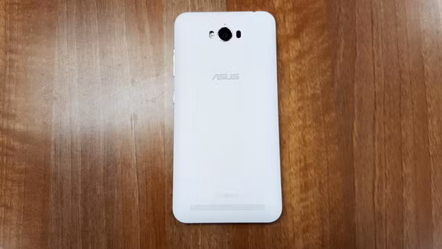 So với các smartphone ở cùng mức giá, ZenFone Max là sự lựa chọn hợp lý đối với những người dùng muốn sở hữu một chiếc điện thoại giá rẻ, cấu hình tầm trung nhưng có thời lượng sử dụng lâu như một chiếc máy tính bảng.