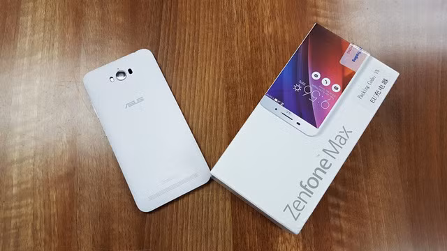 ZenFone Max được coi như phiên bản pin “khủng” của ZenFone 2 Laser 5,5 inch khi cùng sở hữu màn hình LCD lớn với kích thước 5,5 inch, độ phân giải HD (1280 x 720 pixel), được gia cường bởi kính cường lực Corning Gorilla Glass 4.