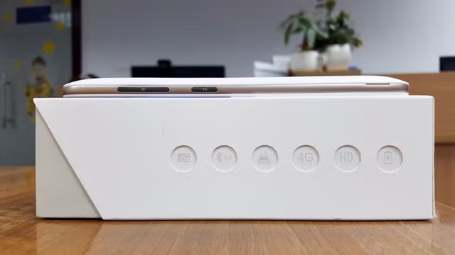 Máy cũng được trang bị camera sau 13MP, tích hợp công nghệ lấy nét nhanh bằng laser, sử dụng vi xử lý 64 bit Snapdragon 410, RAM 2GB, hỗ trợ kết nối 4G LTE.