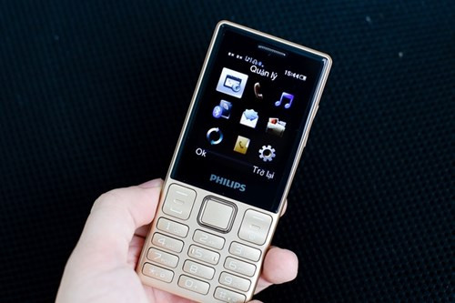 Giống như những mẫu điện thoại cơ bản đang có trên thị trường, E170 chỉ được trang bị màn hình nhỏ 2,4 inch với độ phân giải QVGA, đi kèm bàn phím lớn dạng chữ số và các tính năng cơ bản như nghe FM hay nhạc MP3 với khe cắm thẻ nhớ mở rộng tối đa 32GB.