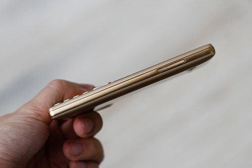 Máy có hai màu vàng và đen.