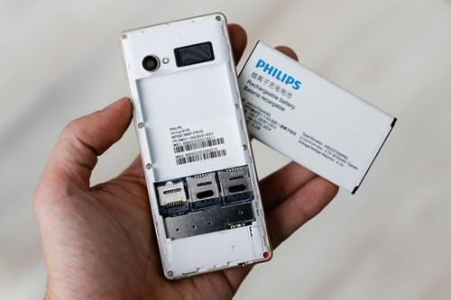 Sản phẩm sở hữu pin lớn đến 2.070 mAh, cho thời gian chờ lên tới 2 tháng và thời gian đàm thoại liên tục gần một ngày rưỡi.