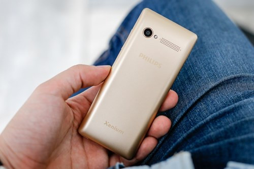 Thiết kế của Philips E170 gọn, nhỏ, dễ bỏ túi cùng smartphone màn hình lớn. Camera độ phân giải chỉ 0,3 megapixel.