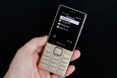 Với Android, khả năng kết nối của Philips E170 còn đa dạng hơn khi có thể đọc và gửi tin nhắn, xem thông báo hay cảnh báo chống thất lạc smartphone hoặc dùng để chụp ảnh từ xa.