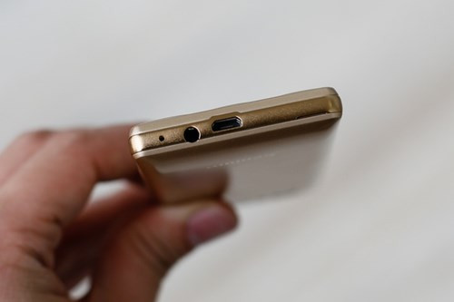 Cổng sạc microUSB nên có thể dùng chung với smartphone Android.