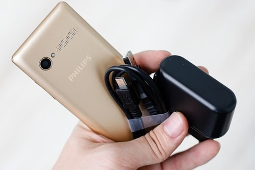 Phụ kiện đi kèm chỉ có cáp và sạc, không có tai nghe.