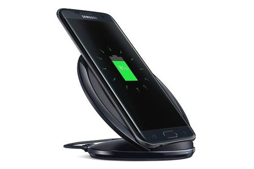  3. Dung lượng pin “khủng”. Samsung Galaxy S7 Edge được trang bị viên pin có dung lượng 3.600 mAh. Ngoài ra, nó còn được hỗ trợ công nghệ sạc nhanh Quick Charge 2.0 và công nghệ sạc nhanh Qi. Galaxy S7 Edge có thể sạc từ 0-60% pin trong vòng 30 phút và sạc đầy 100% trong vòng 100 phút. Ở chế độ sạc không dây, S7 sạc đầy 100% trong vòng 150 phút. Với viên pin dung lượng lớn cùng khả năng tối ưu tốt của hệ điều hành Android 6.0 Marshmallow, người dùng Galaxy S7 Edge hoàn toàn có thể thoái mái sử dụng máy trong vòng 1 ngày.