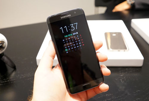  6. Tính năng Always-on. Galaxy S7 Edge được Samsung trang bị thêm tính năng Always-on giúp nó luôn hiền thị thời gian ngay cả khi màn hình đã khóa. Nhờ vậy, người dùng có thể theo dõi thời gian một cách dễ dàng hơn. Được biết, tính năng này tiêu hao khoảng 1% pin trong vòng 1 giờ.