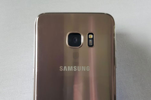  2. Camera. Bộ đôi camera trên Galaxy S7 Edge có độ phân giải 12 MP và 5 MP, cùng có khẩu độ f/1.7. Xét về thông số kỹ thuật, camera của S7 Edge có số “chấm” thấp hơn so với S6 Edge và S6 Edge Plus (12 MP so với 16 MP). Tuy vậy, khẩu độ của nó lại lớn hơn so với con số f/1.9 của các thế hệ tiền nhiệm. Bên cạnh đó, camera của Galaxy S7 Edge còn được trang bị công nghệ Dual Pixel có thể lấy nét tốt ngay cả trong điều kiện ánh sáng yếu cũng như bắt nét với các vật thể chuyển động. Ngoài ra, camera chính còn được trợ sáng bằng đèn flash LED, khả năng lấy nét theo pha, quay video độ phân giải 4K.