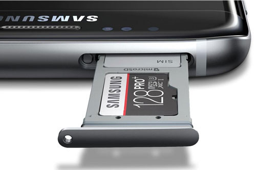  1. Khe cắm thẻ nhớ microSD. Năm ngoái, bộ tứ smartphone Galaxy S6, Galaxy S6 Edge, Galaxy S6 Edge Plus và Galaxy Note 5 của Samsung được đánh giá rất cao, nhưng người dùng vẫn không ngừng ca thán vì cả 4 sản phẩm này không có khe cắm thẻ nhớ microSD. Tuy nhiên, Samsung đã biết lắng nghe lời ý kiến của người tiêu dùng khi đưa khe cắm thẻ nhớ microSD trở lại trên điện thoại Samsung Galaxy S7 Edge. S7 Edge sở hữu bộ nhớ trong 32 hoặc 64 GB, kèm theo thẻ nhớ với dung lượng tối đa 200 GB. Điều đó giúp người dùng thoải mái hơn trong việc lưu trữ các file nhạc, hình ảnh, video…